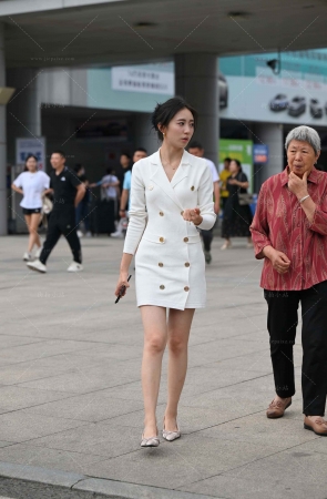 颜值超高，白裙美女