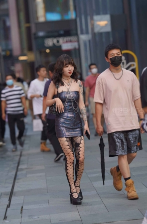 纹身辣妹
