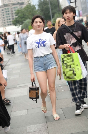 牛仔热裤白T恤小姐姐