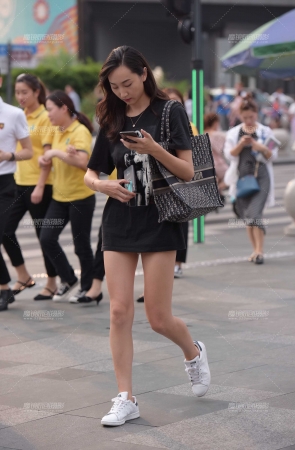 小姐姐裤子好短