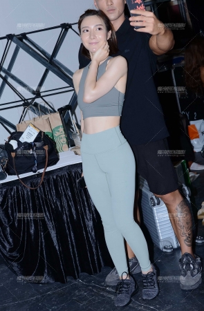 美女忙不停