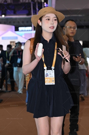 26415-24-107√这大白腿脚板底～踩在我脸上吧 10P