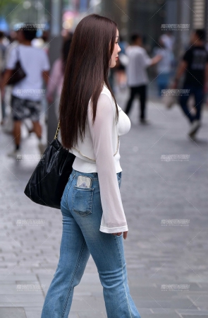 &韵味丰满牛仔裤美女