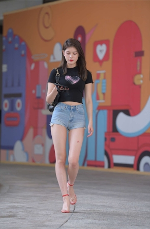 一始街拍作品 热裤美腿美女