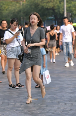 紧身包臀性感少妇