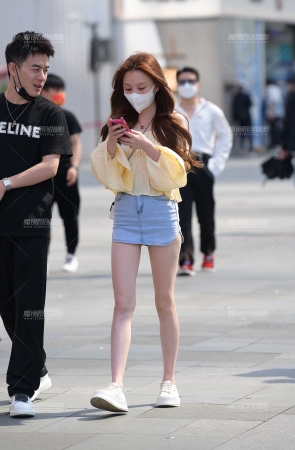 牛仔短裙纤细美腿