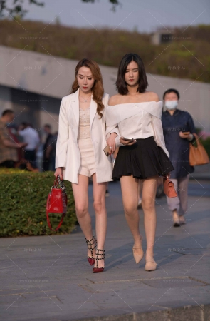 两位美腿美女