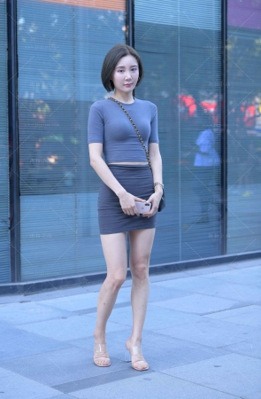 搭讪性感美腿短裙美女