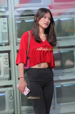又一个露肚脐的九分黑裤小姐姐
