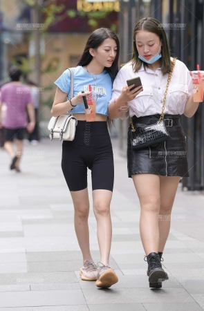黑色紧身五分裤小姐姐