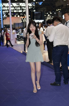 白白净净的美腿女生