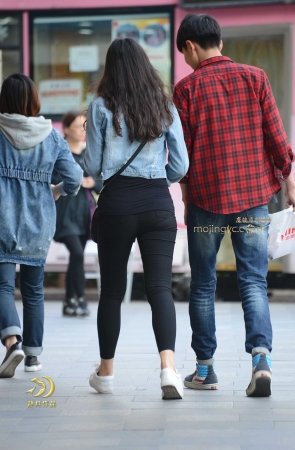 蓝牛衫黑裤妹----（11P）