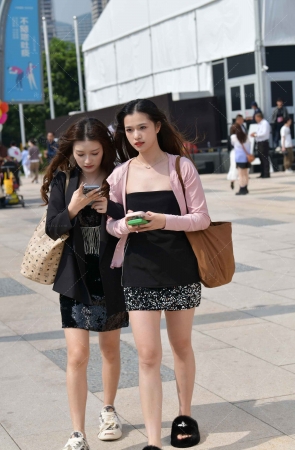 抹胸短裙气质小妹