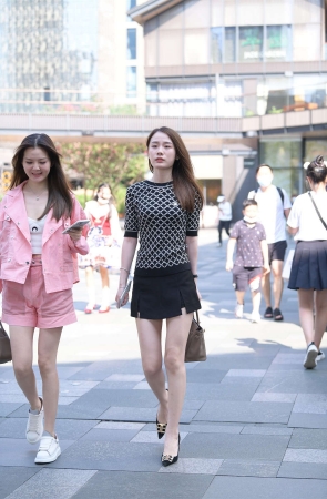 短裤白嫩美腿高跟