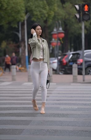 红石街拍作品&白裤~长发长腿女神 【套图+视频】