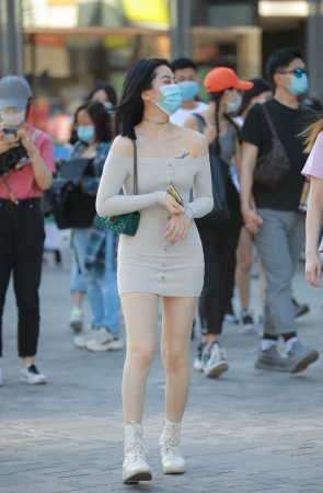 漂亮的一字抹胸装美女