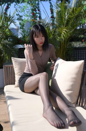 黑丝包臀裙美女