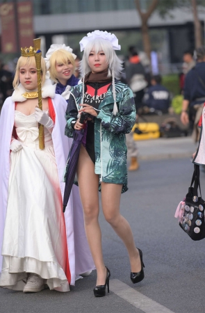 程生街拍作品 - 展会闪亮亮的美长腿