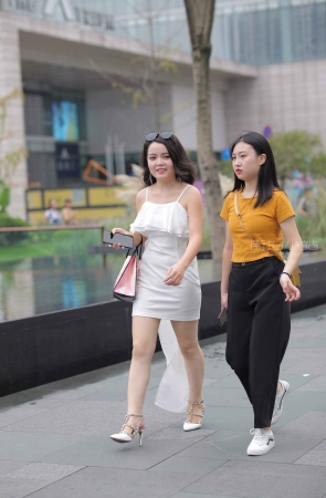 街拍白色吊带裙s妇