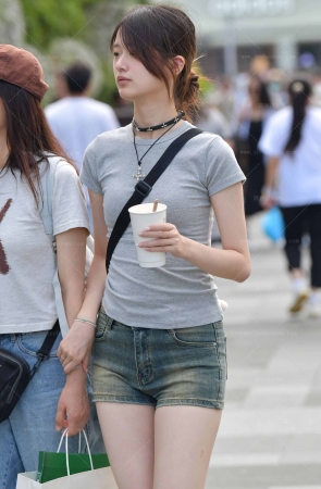 2542-3=67√白嫩美腿，热裤女生 12P