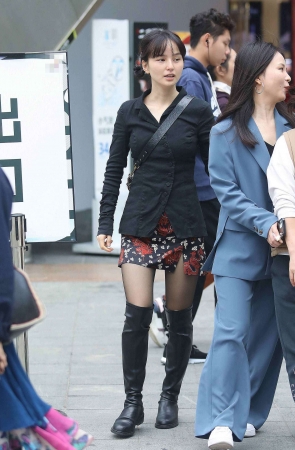 黑 丝短裙妹子
