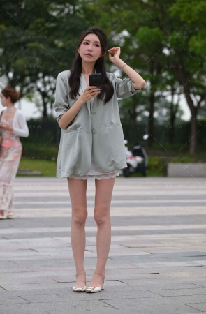 抓拍等车的美腿小姐姐