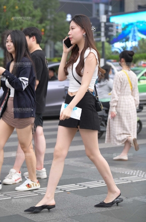 清秀美腿女孩～