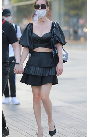 戴口罩的墨镜黑裙小姐姐【套图+视频】