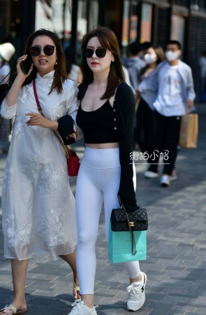 &街拍白色紧身裤美眉&