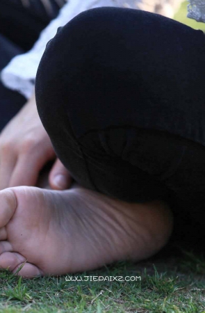 街拍紧身裤少妇，盘腿而坐时不时又自拍。