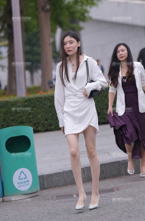 白皙的美腿高跟高挑小姐姐