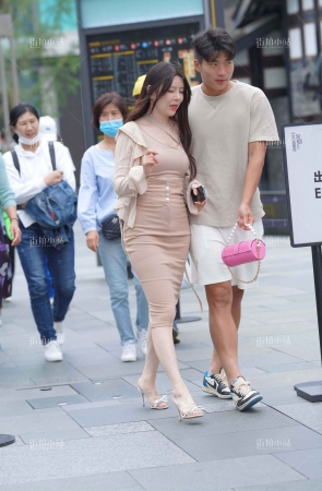 米色裙美女