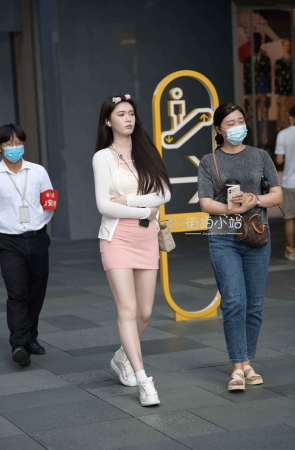 街拍粉色超短裙美腿MM
