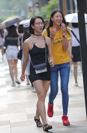 小妹出门喜欢真空 凉快