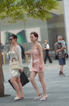 街拍粉色群贵妇