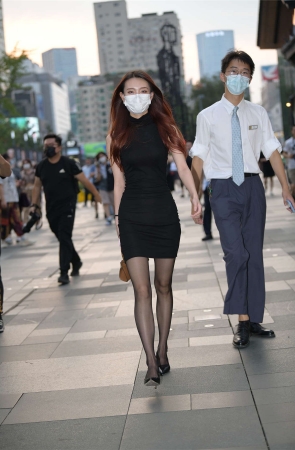 黑色连衣裙显白