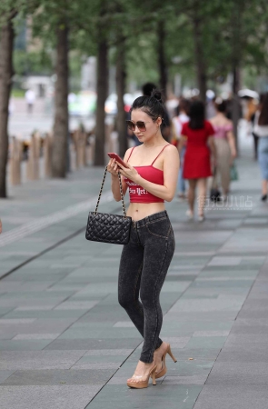 街拍红色吊带紧身美女