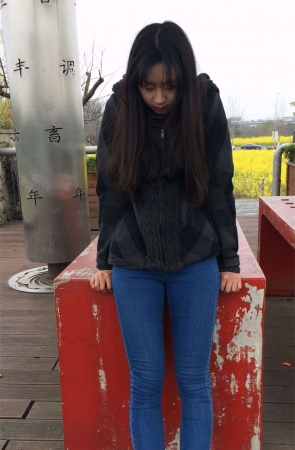 紧身蓝牛妹子