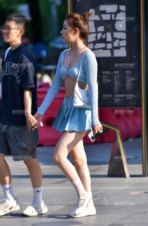 &舞动百褶裙美女