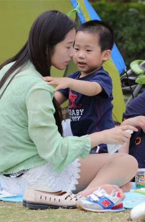 No95 少妇虽然搭了帐篷却更喜欢在草地上小憩