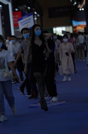 黑丝长腿逛车展