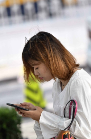 大树底下的肉色丝袜小美女