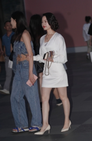 白裙美腿 青春俏美