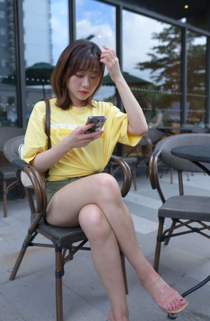 734绿色短裙女孩