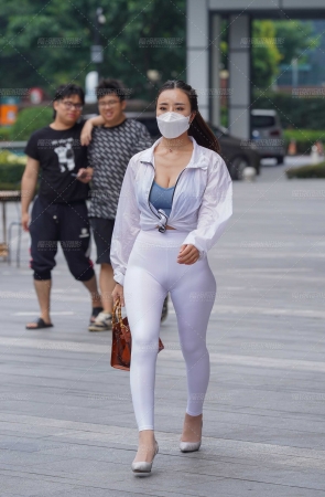 白裤女人