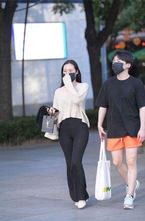 红石街拍作品 - 一只白狐