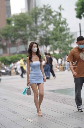 街拍苗条的淡蓝色小短裙美眉