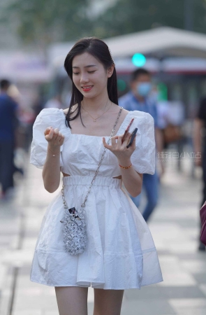 街拍开朗的白裙小姐姐~！