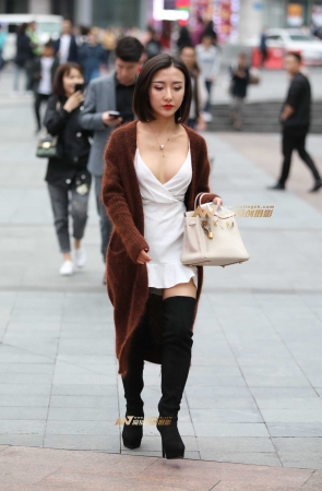 超低胸连衣裙的魅力