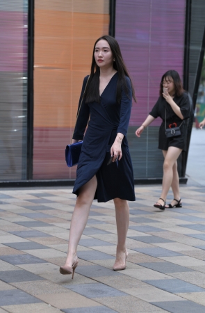 蓝色连体裙小姐姐